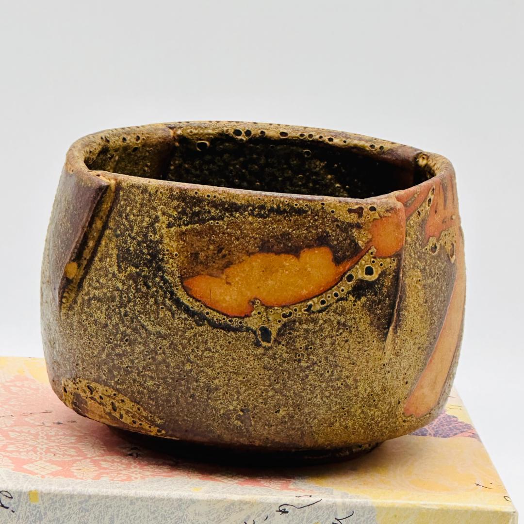 T京焼　茶道具　茶器　切合せ茶碗　座り招き寅(白)