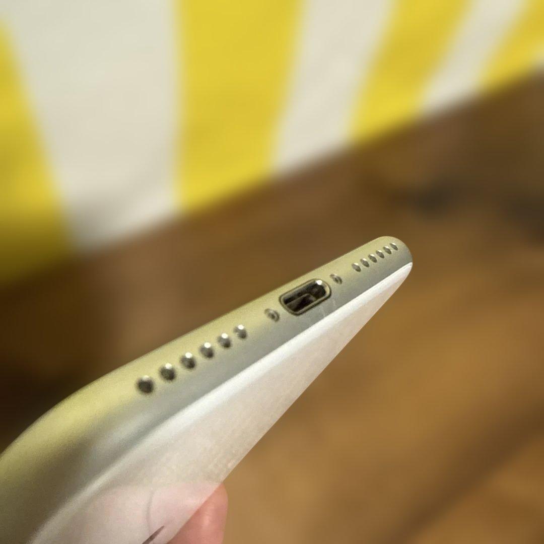 m*♡様 キッズにいかが？ iPhone SE2 64GB ホワイト