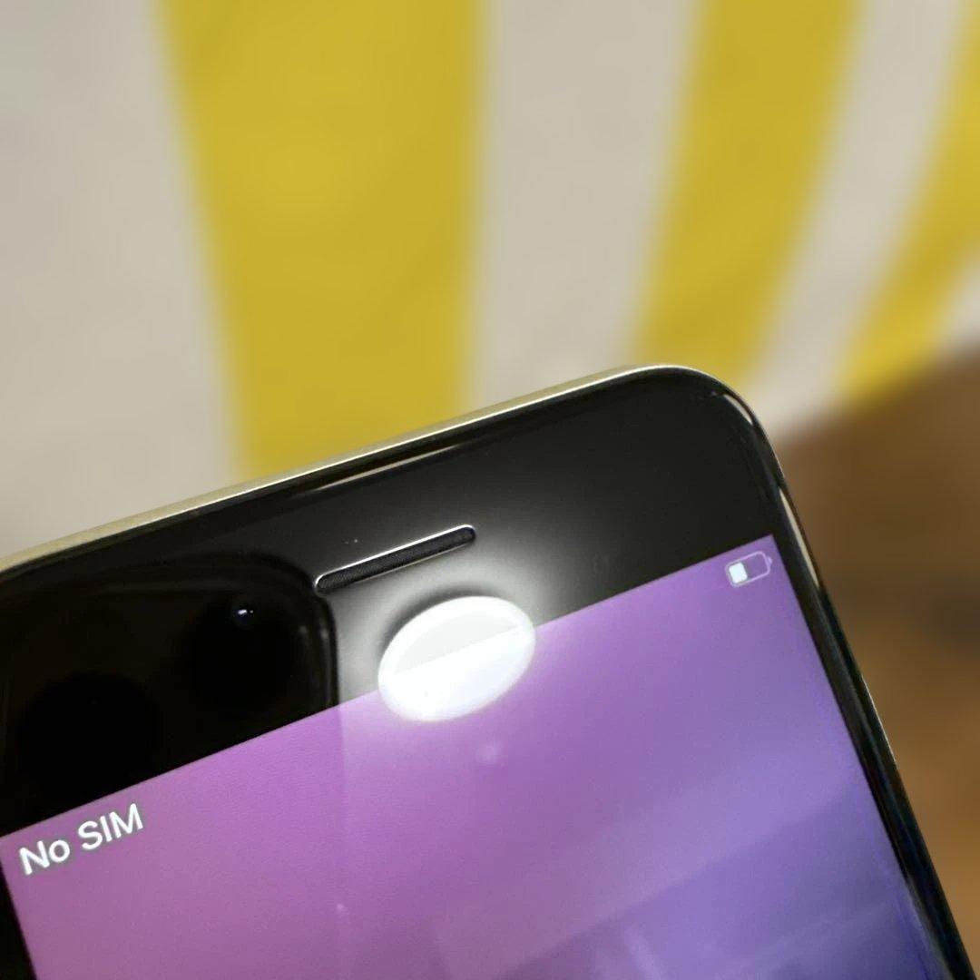 m*♡様 キッズにいかが？ iPhone SE2 64GB ホワイト