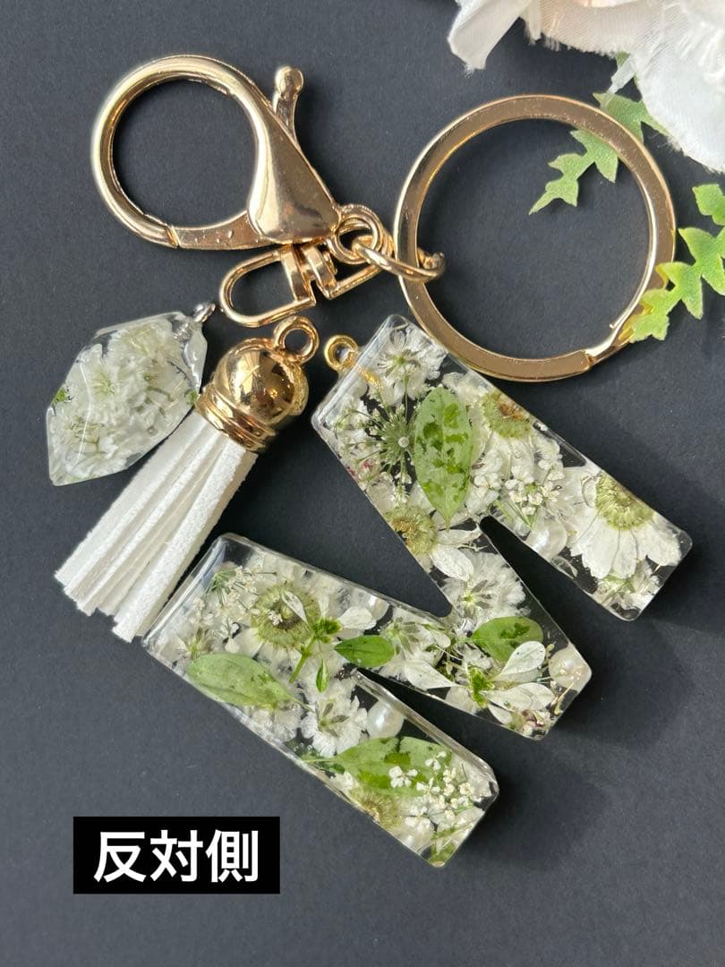 M イニシャルキーホルダー　ホワイト系マトリカリア　パール入り　レジンチャーム