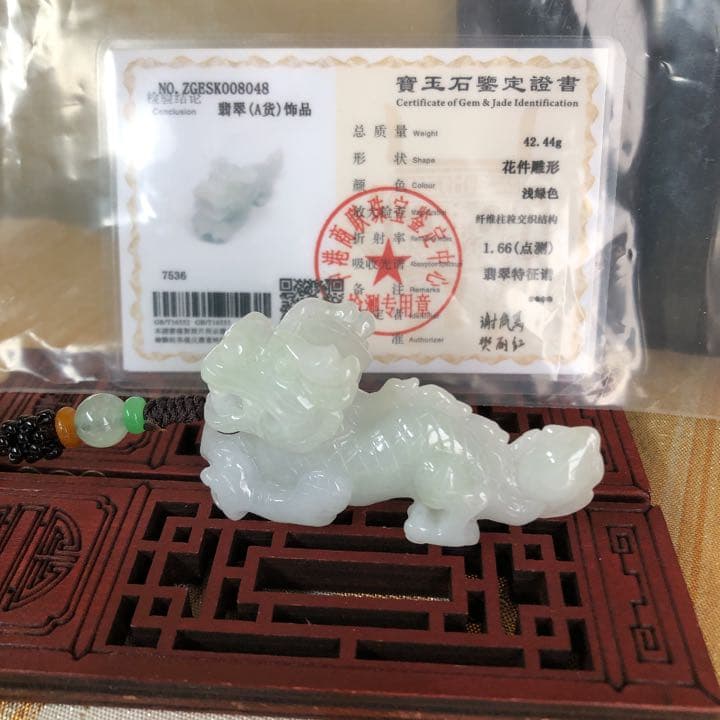 本翡翠　立体麒麟ネックレス、置き物