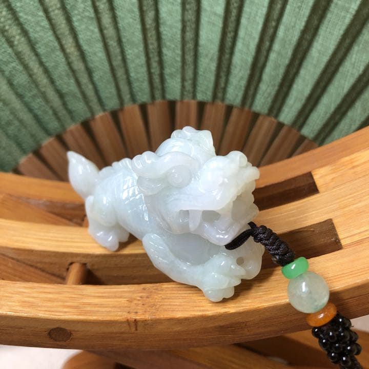 本翡翠　立体麒麟ネックレス、置き物