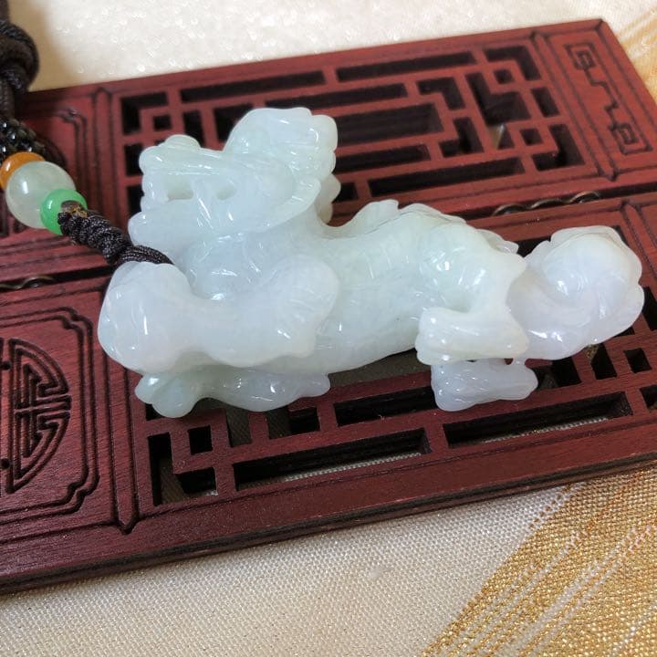 本翡翠　立体麒麟ネックレス、置き物
