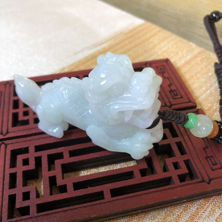 本翡翠　立体麒麟ネックレス、置き物