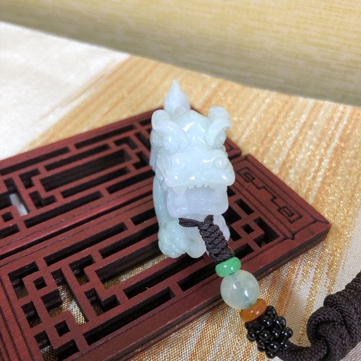 本翡翠　立体麒麟ネックレス、置き物