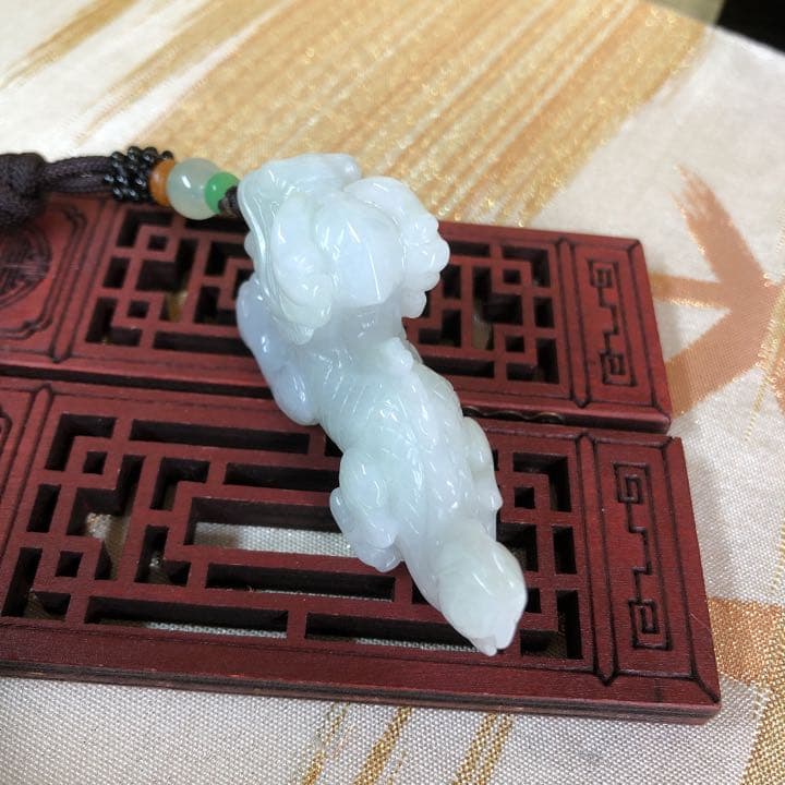 本翡翠　立体麒麟ネックレス、置き物