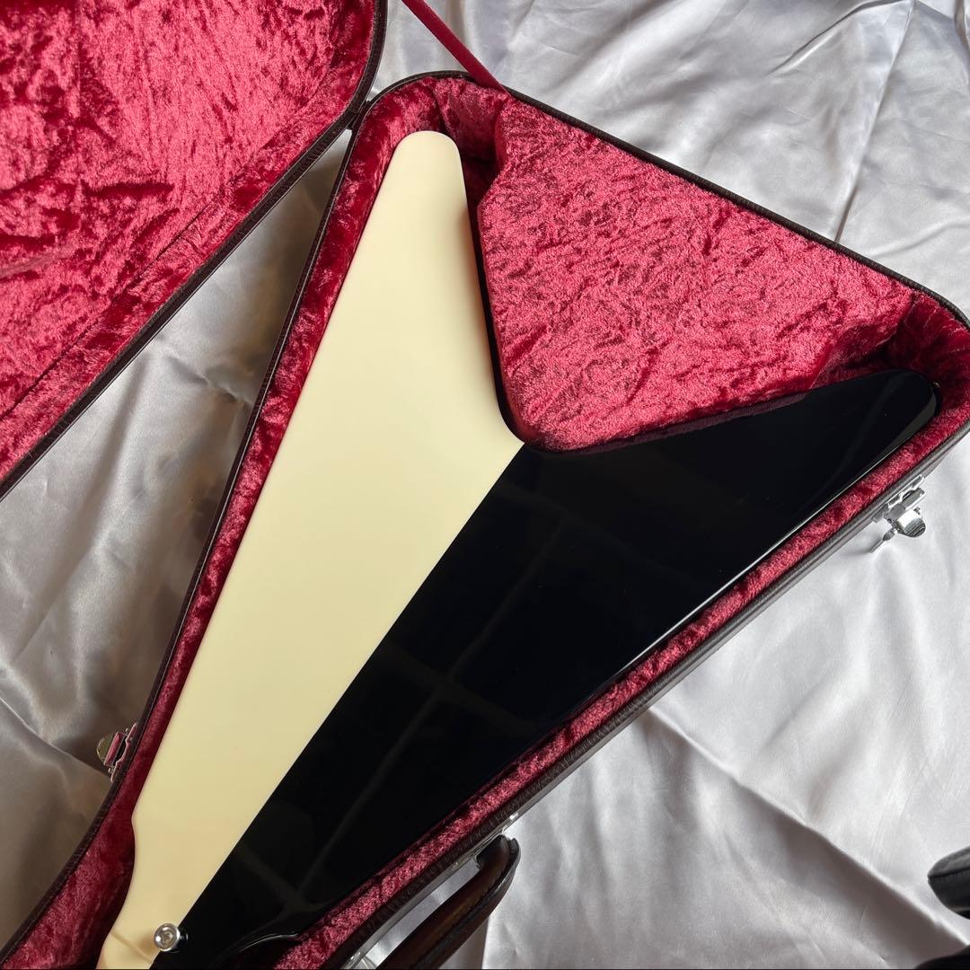 Vシェイプ　エレキギター ホワイト/ブラック