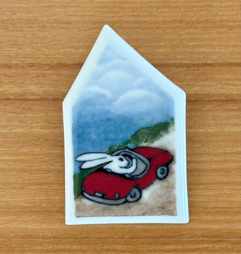 ARABIA ヘルヤ \"Autoileva jänis\" 陶製ブローチ