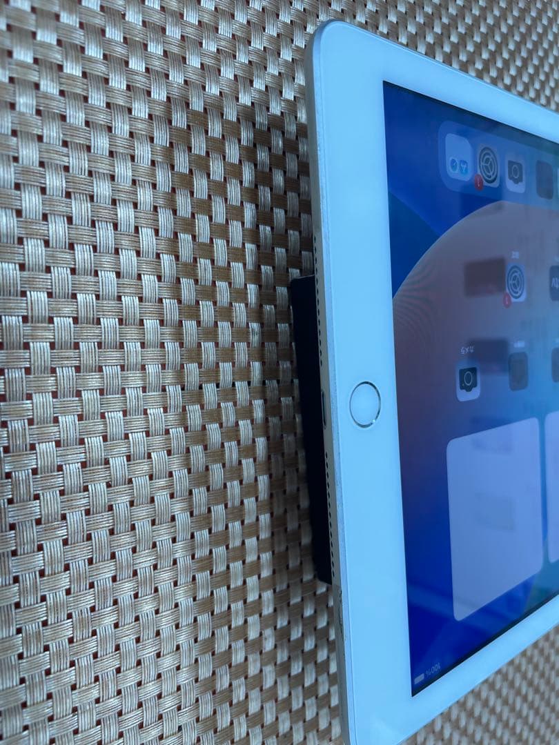 t*1様 iPad 第5世代 32 GB シルバーSIMフリー【1542】