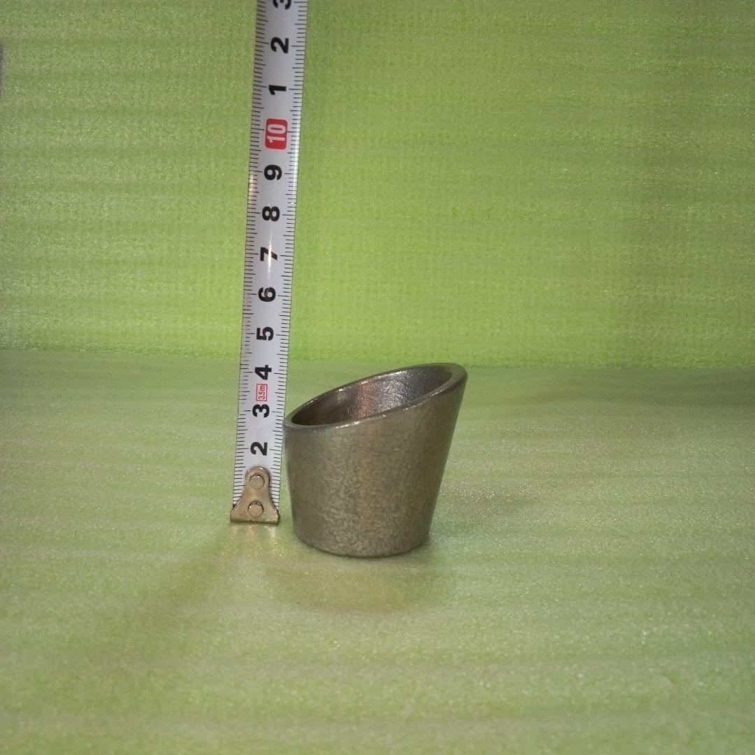 詳細不明の小物入れと思われるもの　素材不明（錫（すず）？　アルミ？　金属？）