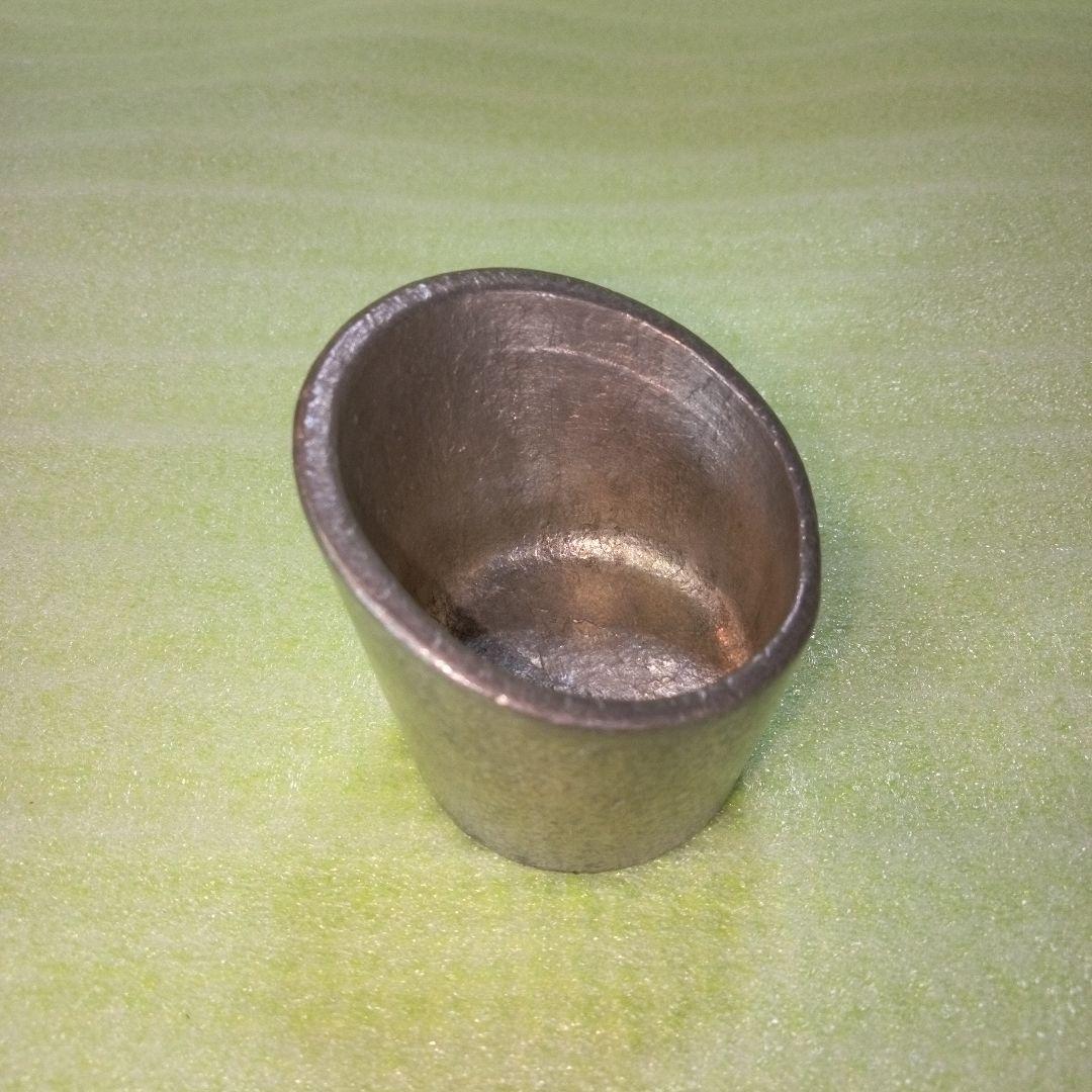 詳細不明の小物入れと思われるもの　素材不明（錫（すず）？　アルミ？　金属？）