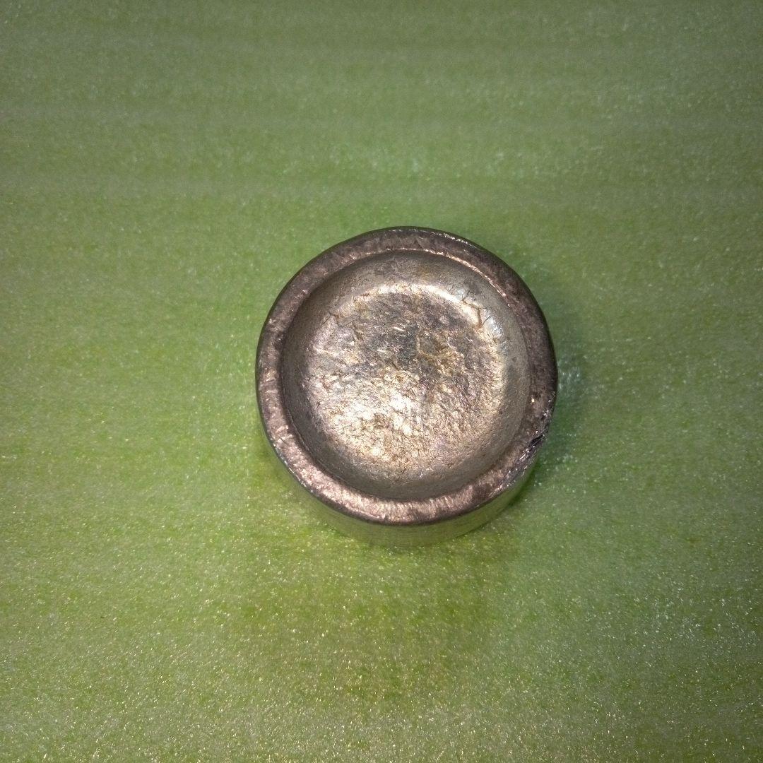 詳細不明の小物入れと思われるもの　素材不明（錫（すず）？　アルミ？　金属？）