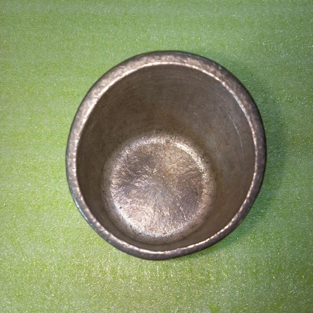 詳細不明の小物入れと思われるもの　素材不明（錫（すず）？　アルミ？　金属？）