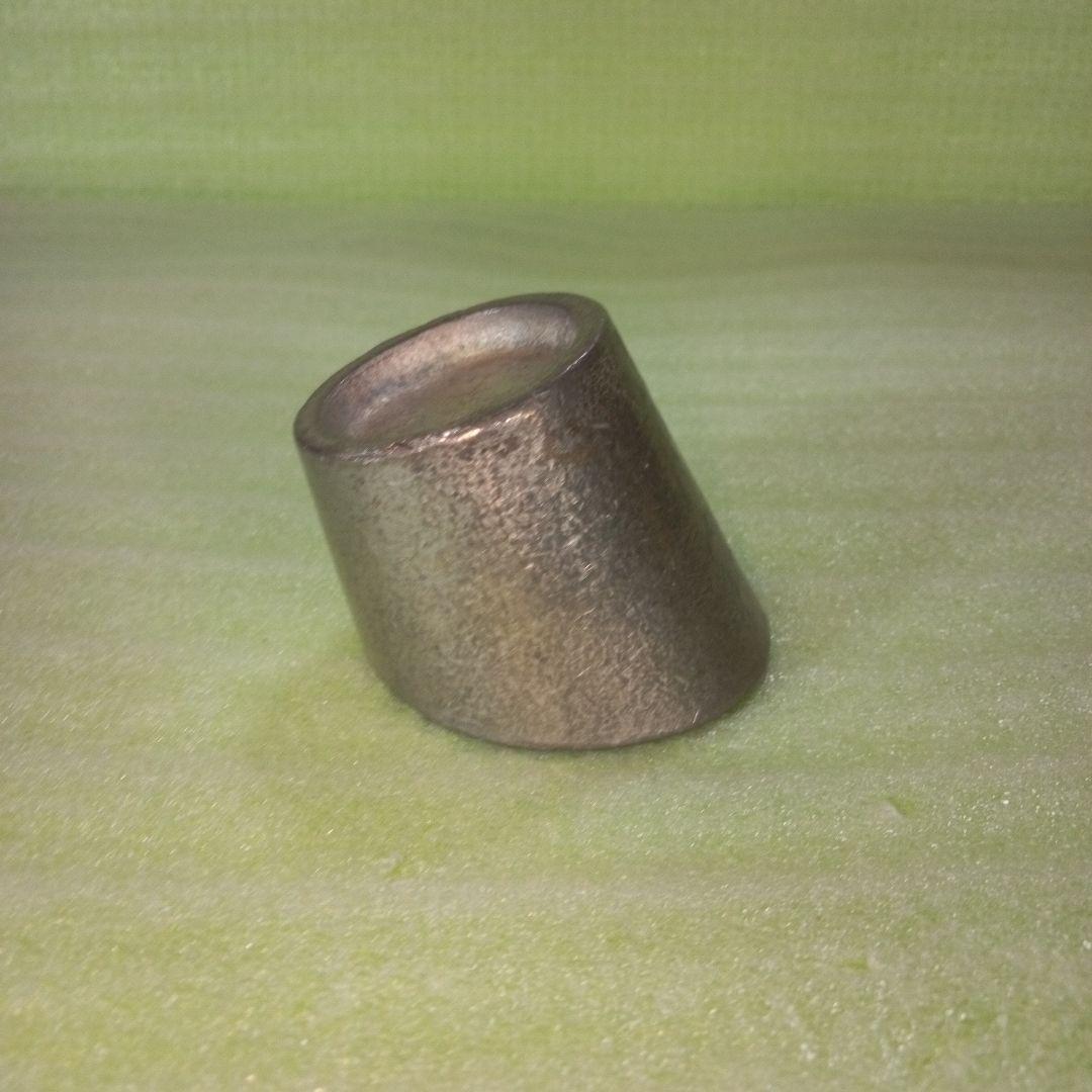 詳細不明の小物入れと思われるもの　素材不明（錫（すず）？　アルミ？　金属？）