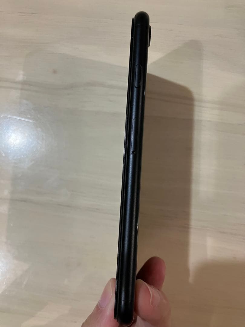 iPhone SE 第2世代 64GB 最大容量74% 横線あり 美品