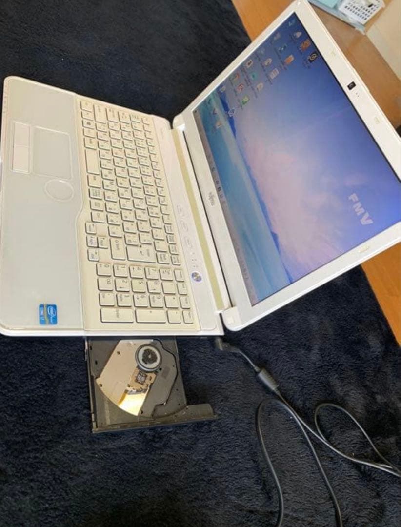 Fujitsu ノートPC ホワイト DVDドライブ付き