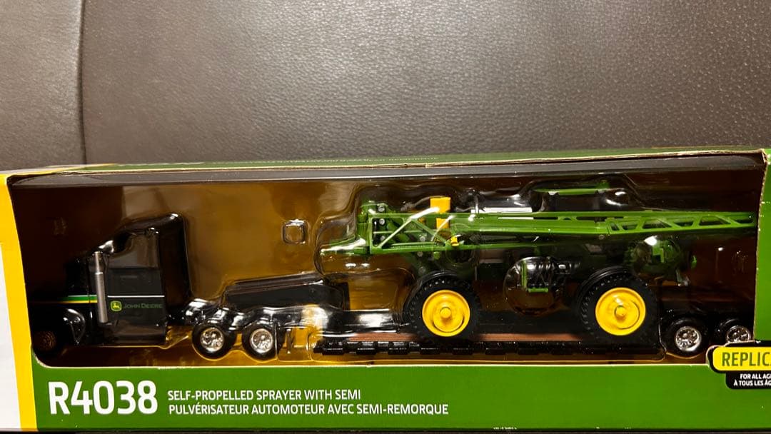 ジョンディア R4038 自走式噴霧器 ローボーイセミトレーラー付き　1/64