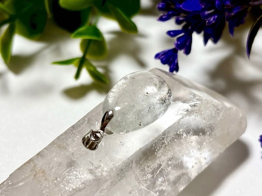 究極品質　輝く未来を象徴する守護石　虹煌めく幻のロシアンパールブルートパーズPT