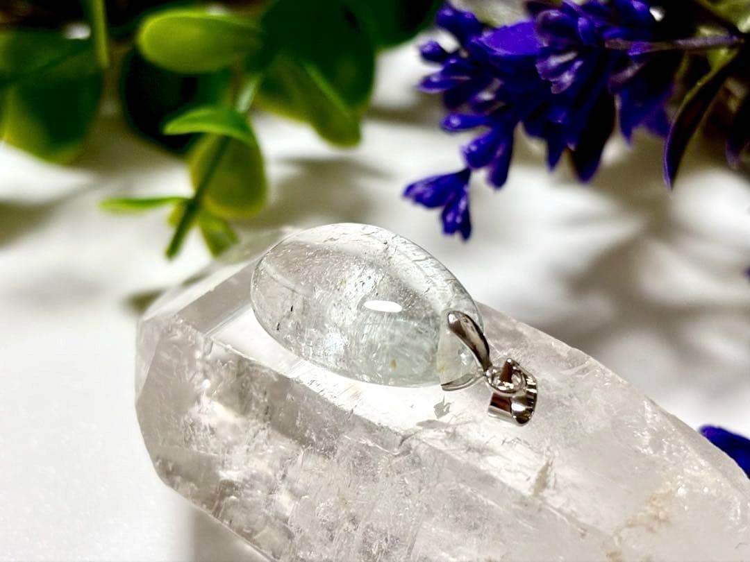 究極品質　輝く未来を象徴する守護石　虹煌めく幻のロシアンパールブルートパーズPT