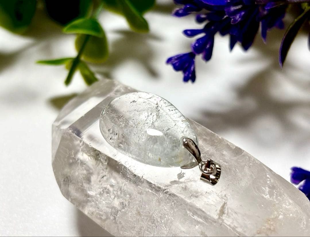 究極品質　輝く未来を象徴する守護石　虹煌めく幻のロシアンパールブルートパーズPT