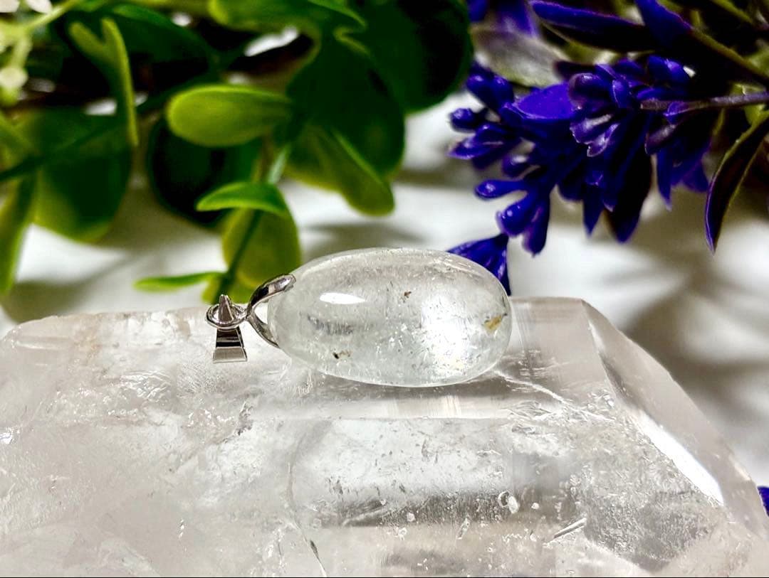 究極品質　輝く未来を象徴する守護石　虹煌めく幻のロシアンパールブルートパーズPT