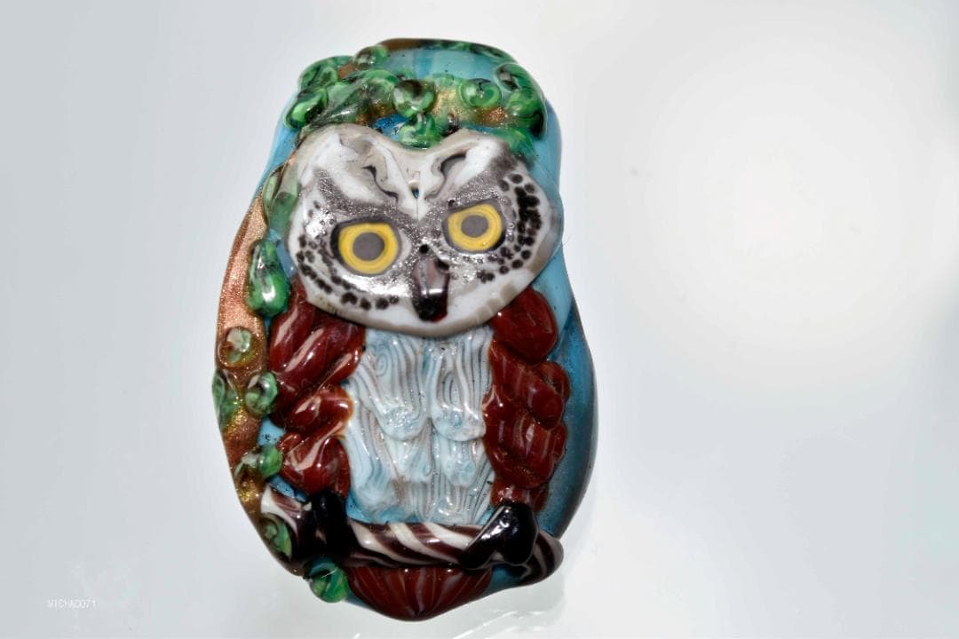 フクロウのトンボ玉 ガラスのジュエリー ペンダントトップ 12835-451