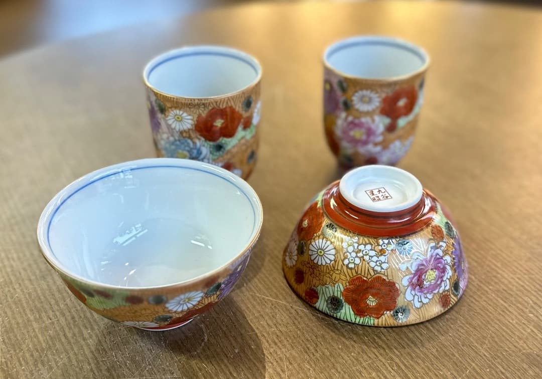 【再値下げ】新品　九谷焼　花結　茶碗大小　湯呑大小　４点セット　睦揃　金彩　豪華