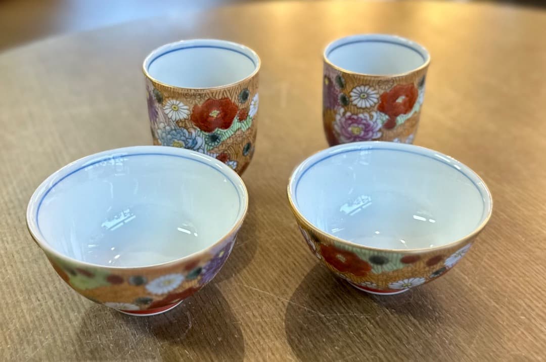 【再値下げ】新品　九谷焼　花結　茶碗大小　湯呑大小　４点セット　睦揃　金彩　豪華