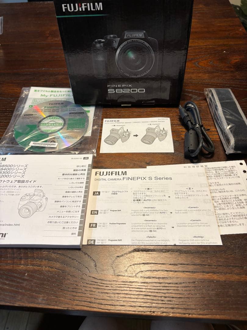 FUJIFILM FINEPIX S8200 デジタルカメラ