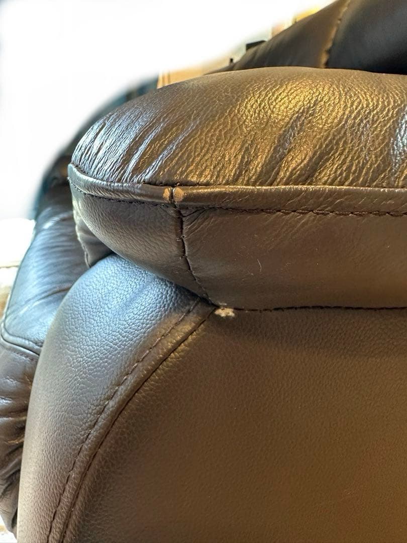 リクライニング機能付きブラックレザーソファ