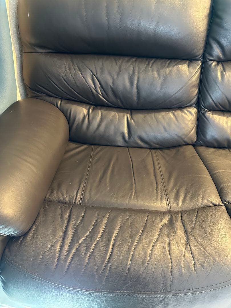 リクライニング機能付きブラックレザーソファ