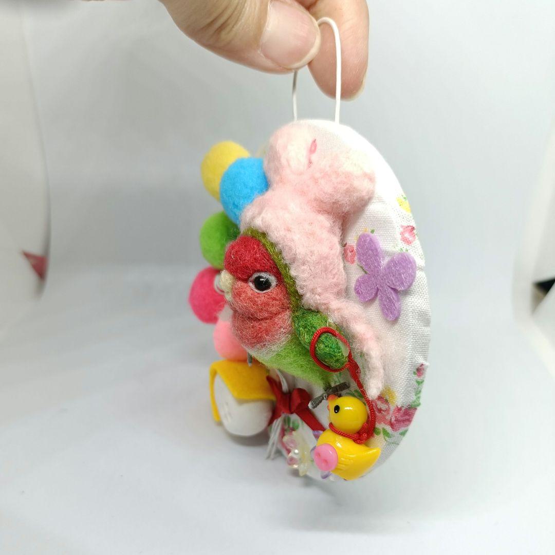羊毛フェルト うさぎになったコザクラインコちゃん 春のカラフル壁飾り