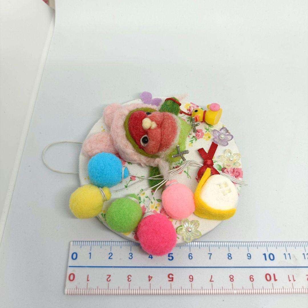 羊毛フェルト うさぎになったコザクラインコちゃん 春のカラフル壁飾り