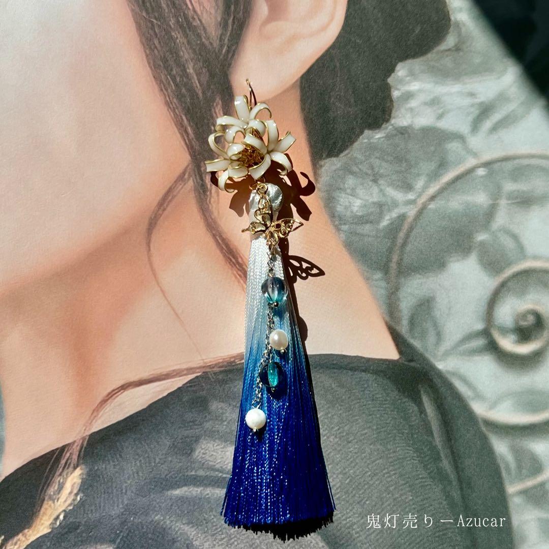 九尾狐と白彼岸花の三日月ピアス 金箔風レジン 和装アクセサリー