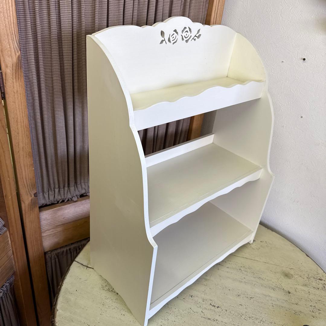 ホワイト木製3段棚　薔薇カッティング　マニーイマン好きに