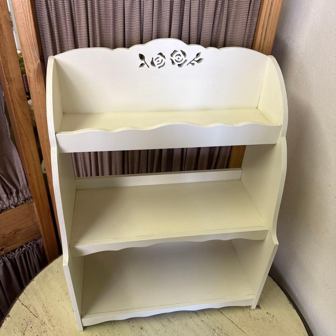 ホワイト木製3段棚　薔薇カッティング　マニーイマン好きに