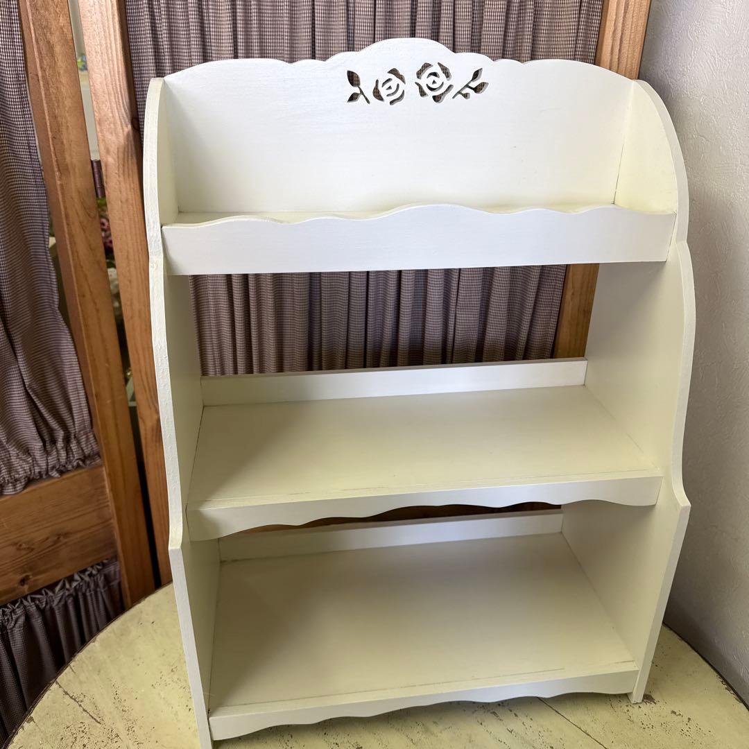 ホワイト木製3段棚　薔薇カッティング　マニーイマン好きに