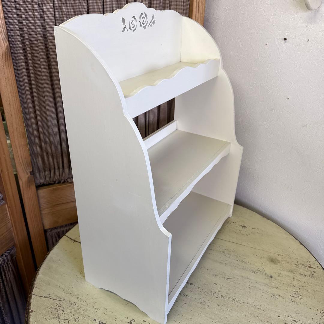 ホワイト木製3段棚　薔薇カッティング　マニーイマン好きに