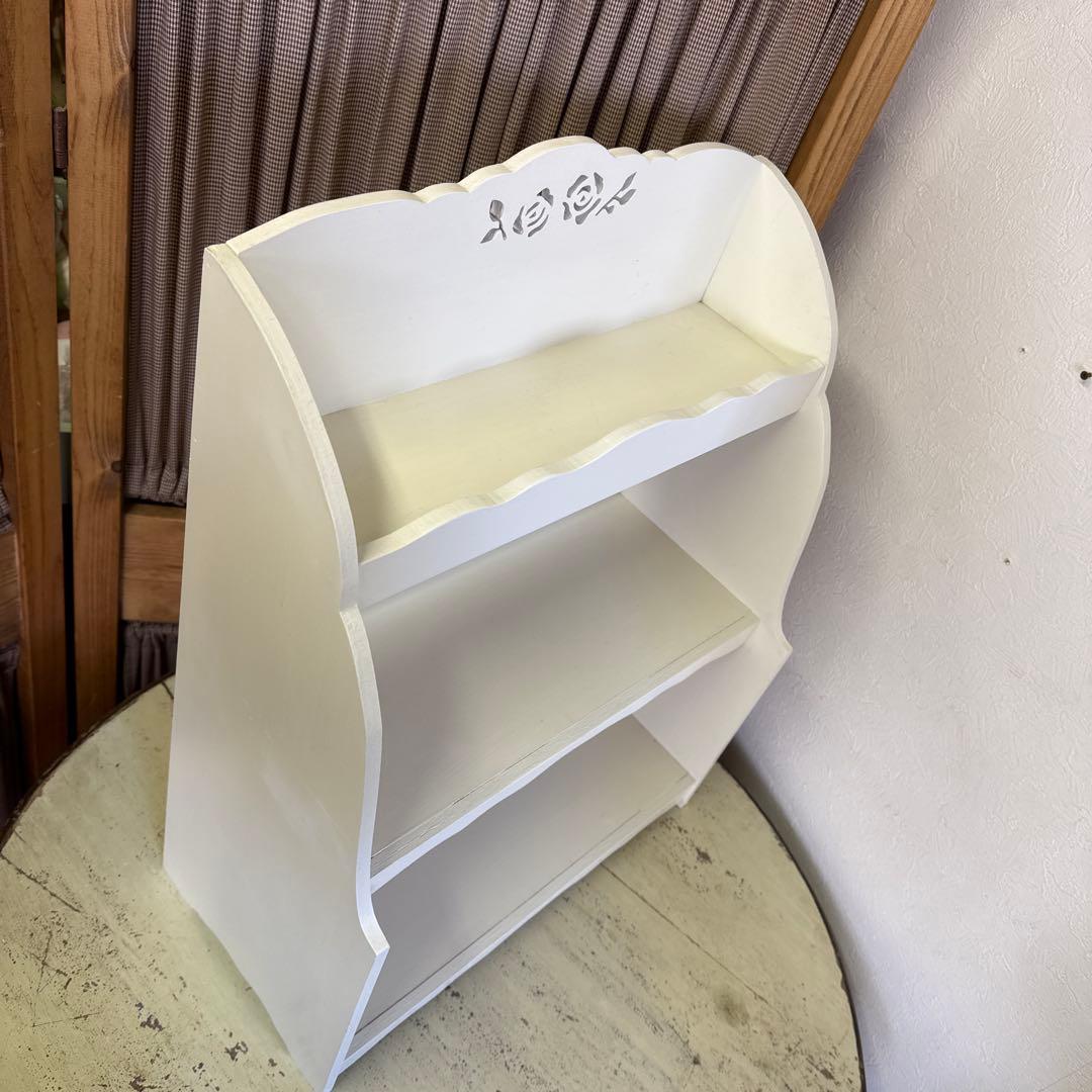 ホワイト木製3段棚　薔薇カッティング　マニーイマン好きに