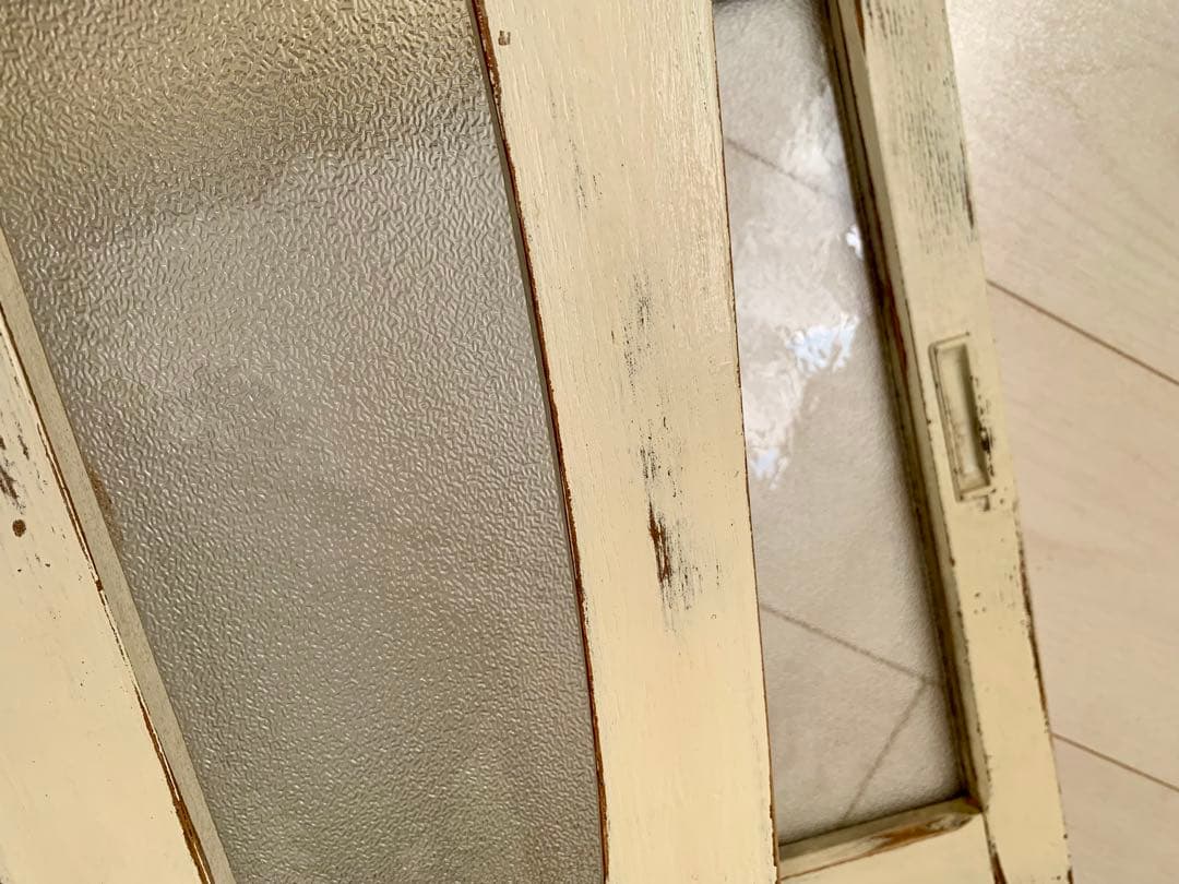 日本の古いアイボリーの水屋キャビネット　水屋　食器棚　アンティーク　昭和レトロ