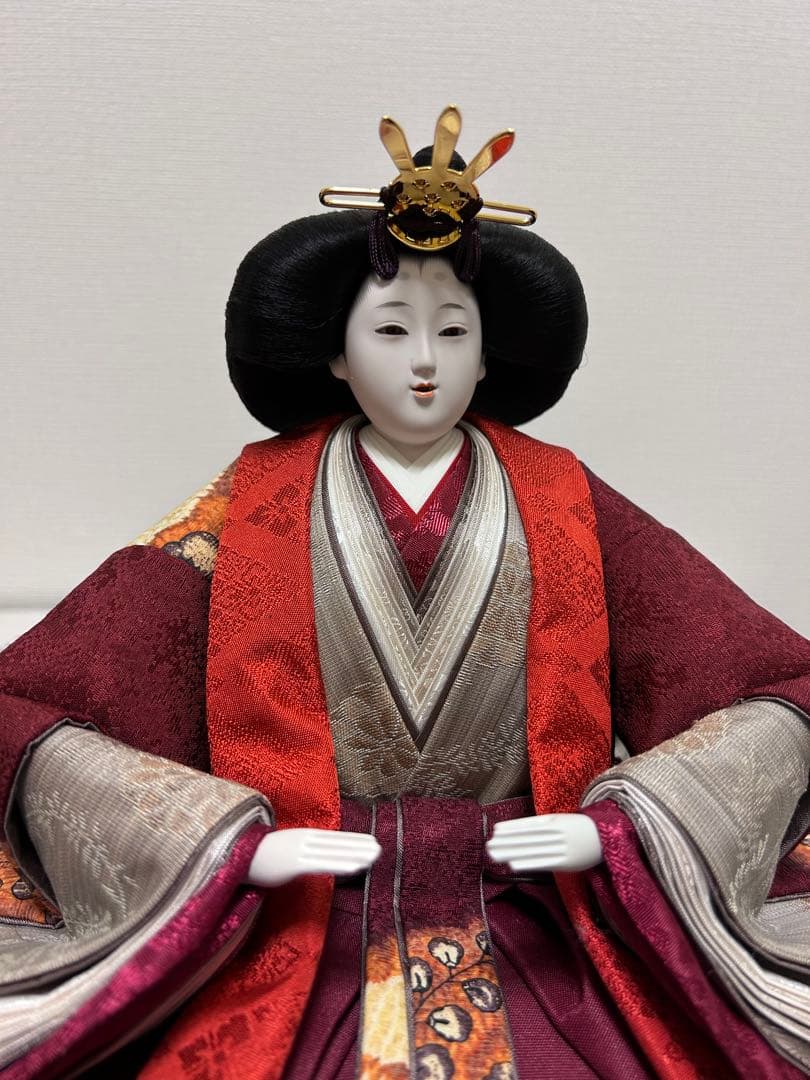 伝統的な雛人形 赤