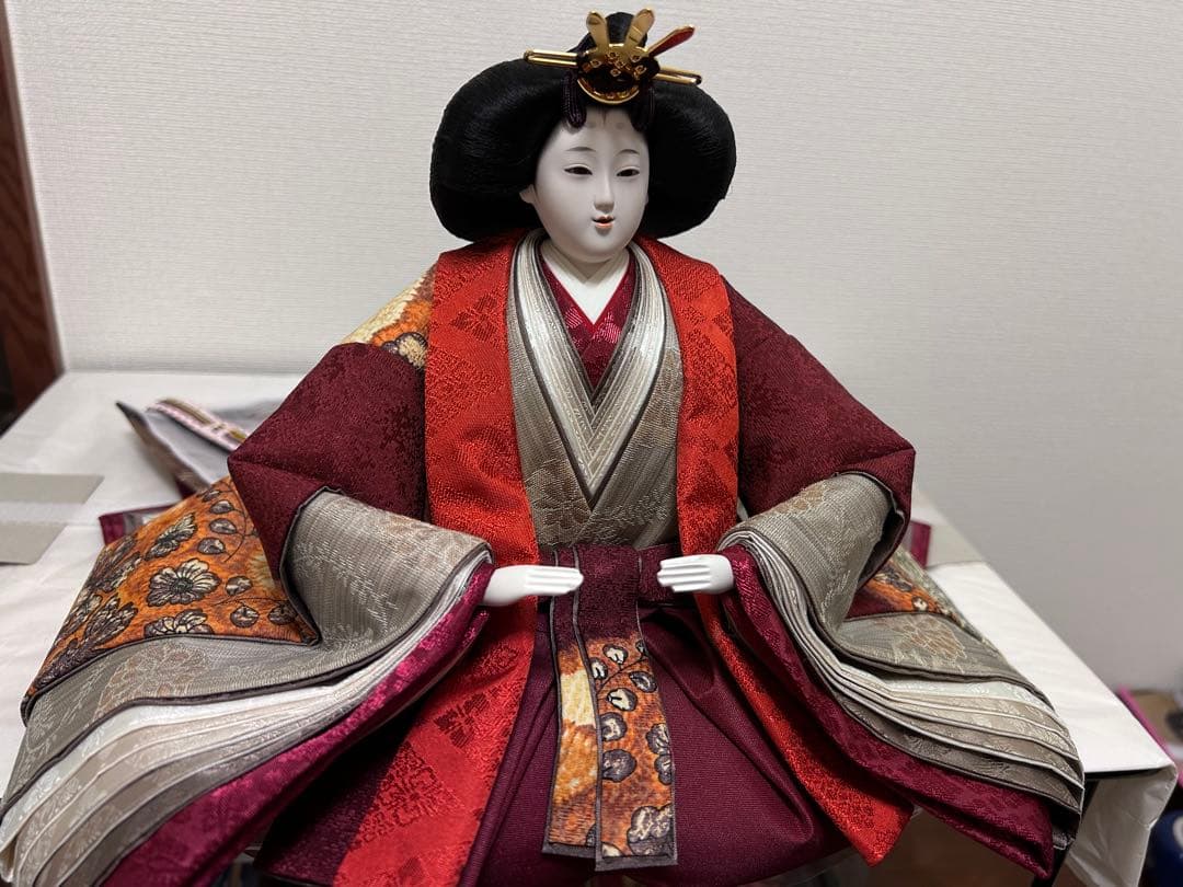 伝統的な雛人形 赤