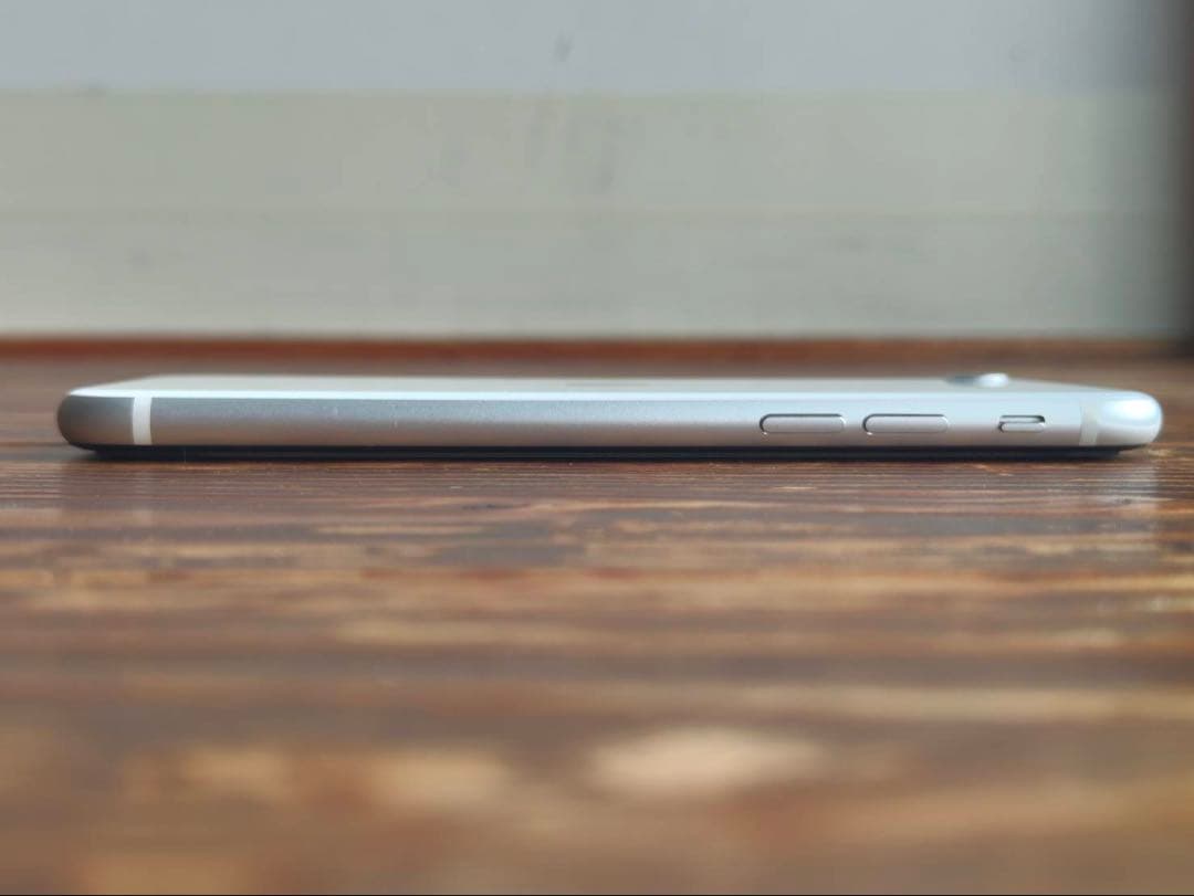 【極美品】128GB SIMフリー iPhone SE 第2世代 ホワイト