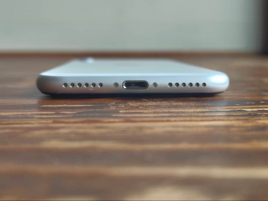 【極美品】128GB SIMフリー iPhone SE 第2世代 ホワイト