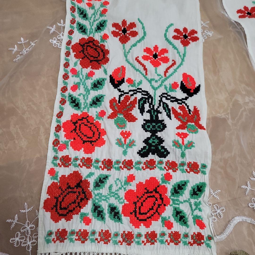 刺繍のタペストリー、テーブルクロス
