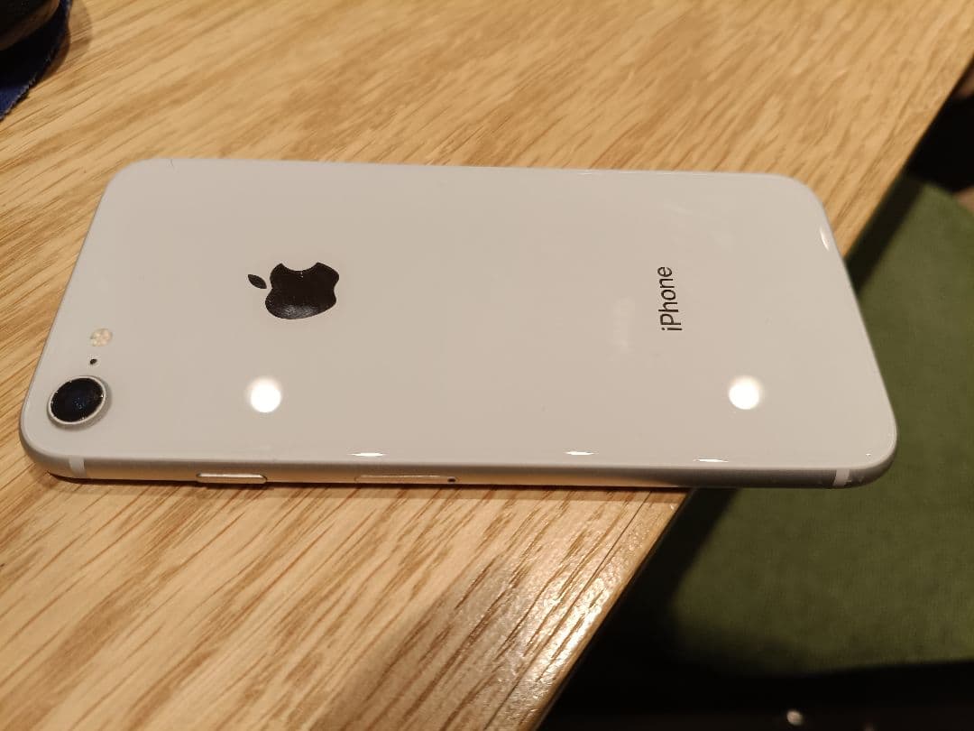 iPhone8 64GB シルバー（ACアダプターと充電ケーブル付）☆美品☆