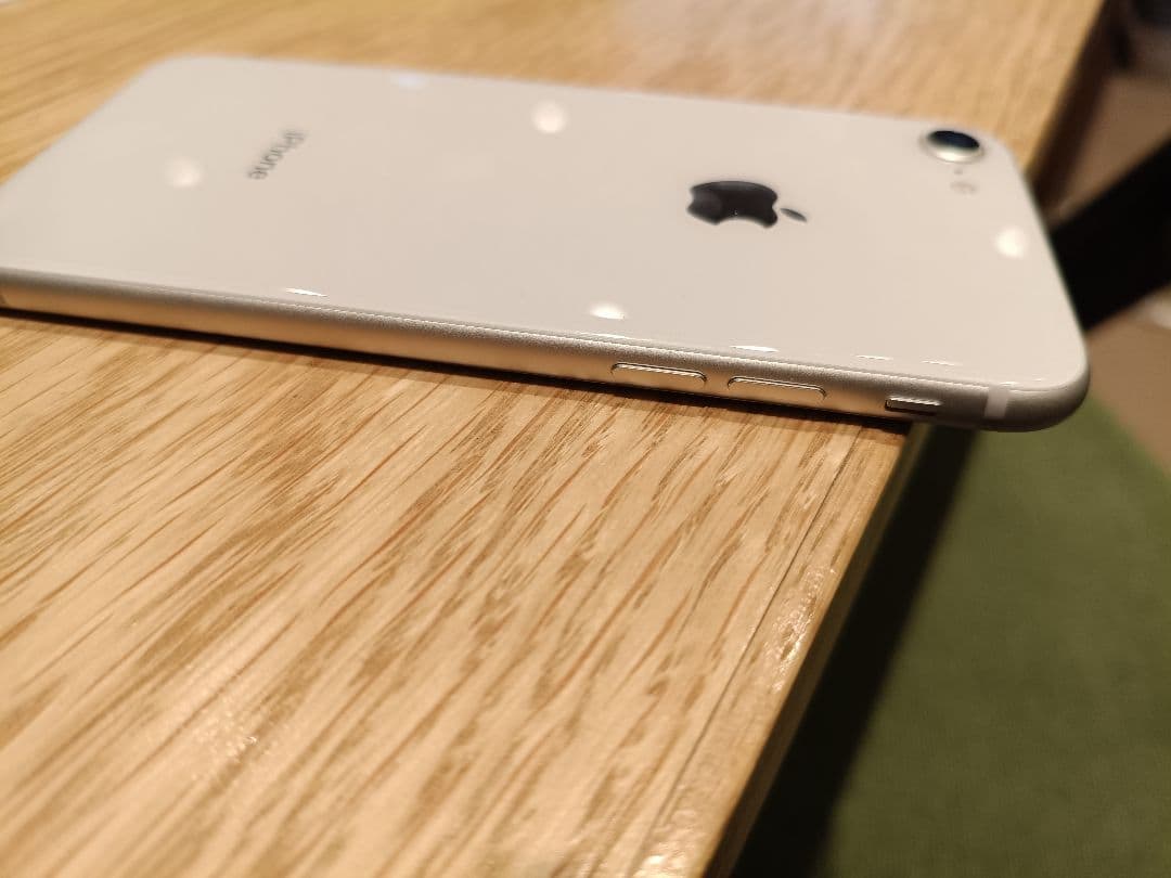 iPhone8 64GB シルバー（ACアダプターと充電ケーブル付）☆美品☆
