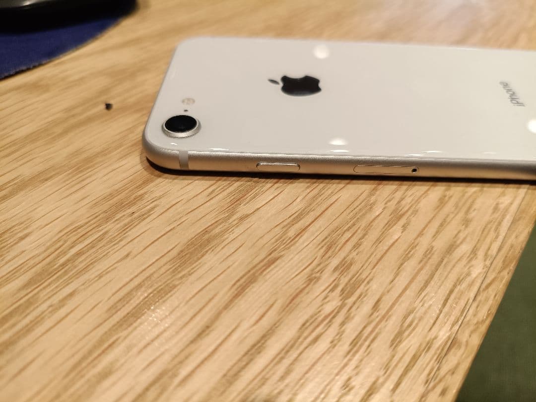 iPhone8 64GB シルバー（ACアダプターと充電ケーブル付）☆美品☆