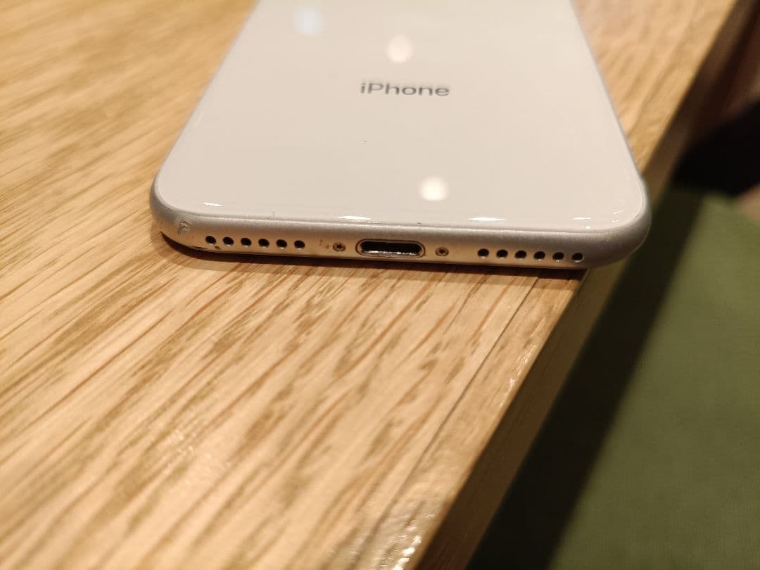 iPhone8 64GB シルバー（ACアダプターと充電ケーブル付）☆美品☆