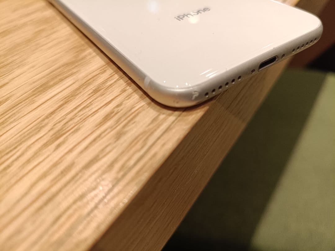 iPhone8 64GB シルバー（ACアダプターと充電ケーブル付）☆美品☆